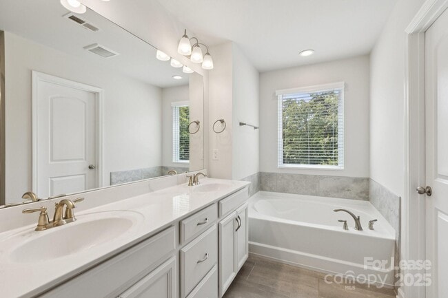 Building Photo - 17121 Carolina Pine Row