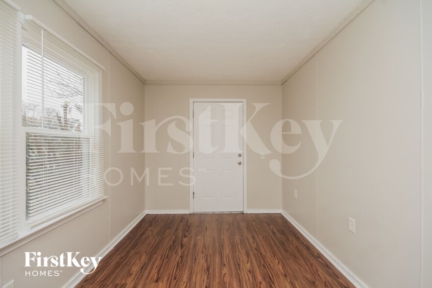 Building Photo - 639 N Martha St