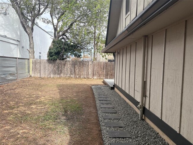 Building Photo - 8612 Bowling Green Dr