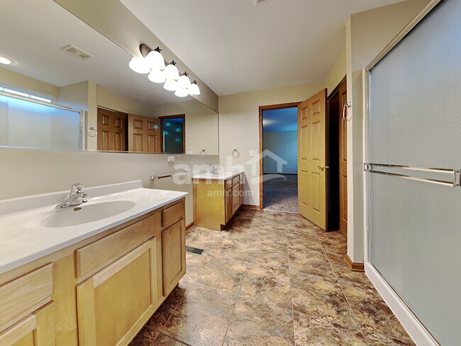Building Photo - 255 Springwood Dr