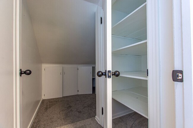 Building Photo - 3 Bedroom / 2 Bath Home with Garage off 45th and Leavenworth!