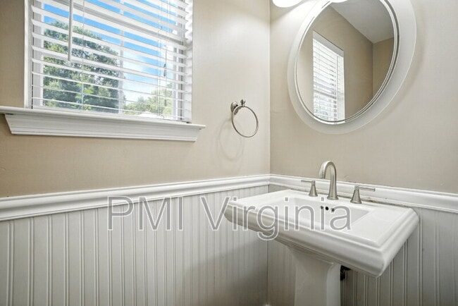 Building Photo - 312 Hickory Hinge Way