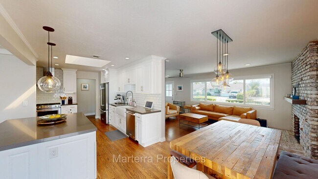 Building Photo - Beautiful Home with Pool!