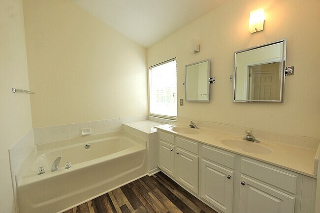 Building Photo - 3 Bedroom Detached Home in Desirable Delta...