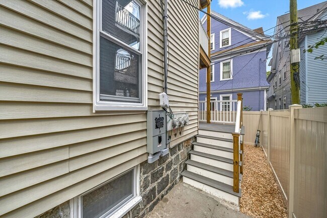 Building Photo - 24 Hinckley St