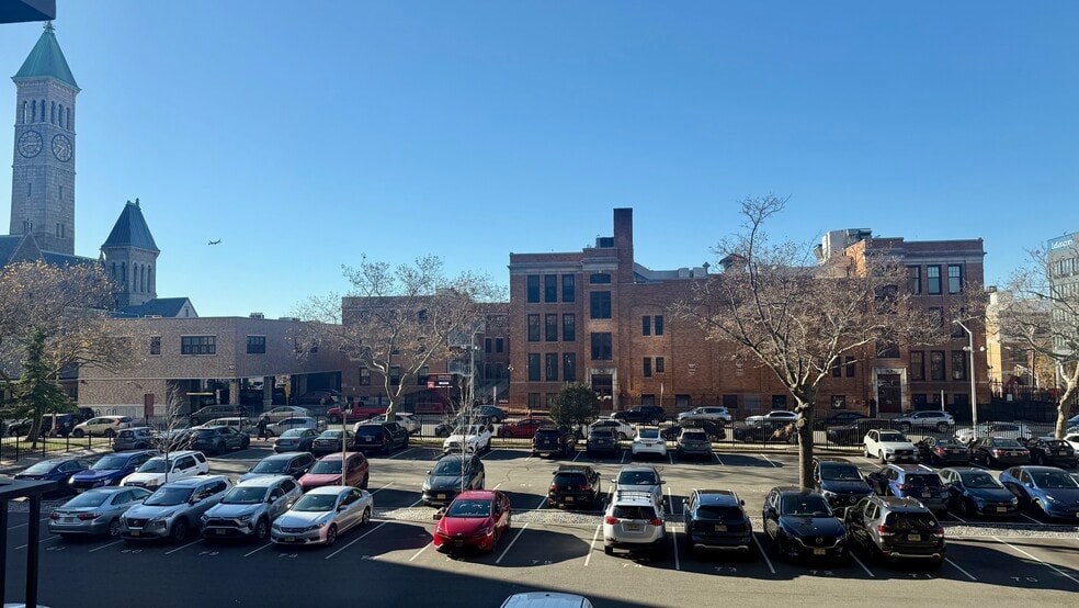 Building Photo - 225 Saint Pauls Ave