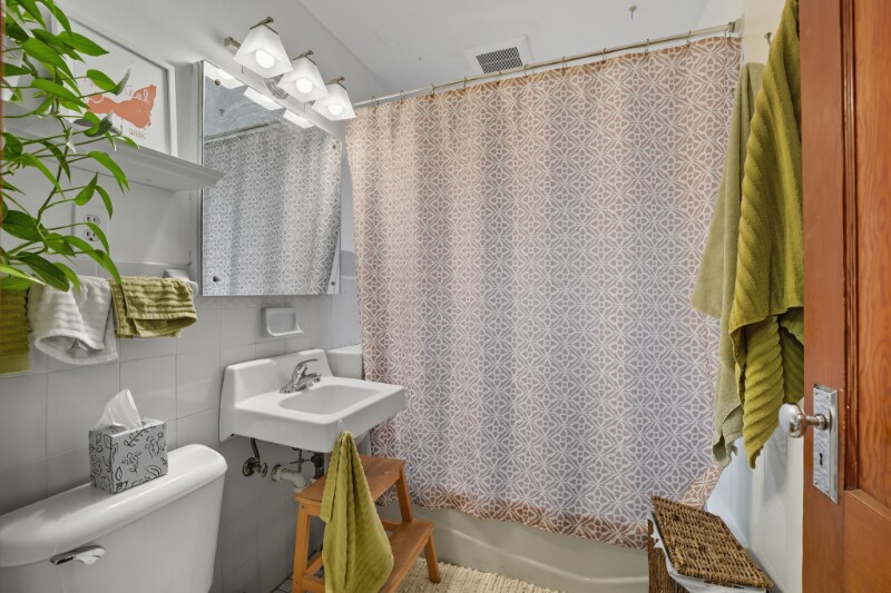 Building Photo - 1679 Hubbard Ave