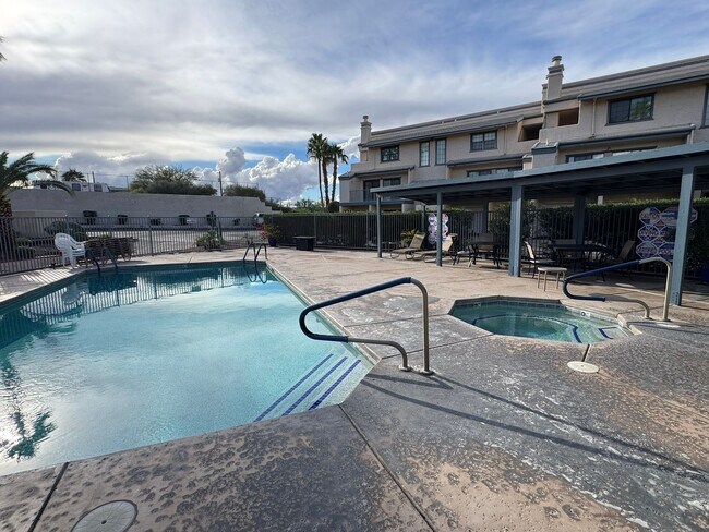 Building Photo - Riverfront 2BR Condo Great Views, Luxury Furnished incl UTILITIES