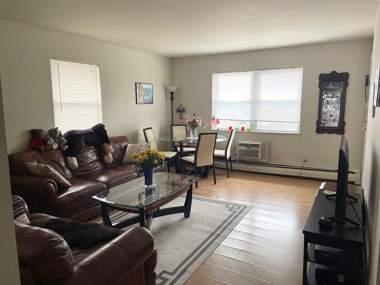 Building Photo - 202 12th St