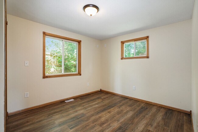 Building Photo - 3 Bedroom, 2 Bath Home in Grand Rapids! Available Now- Includes Washer and Dryer!