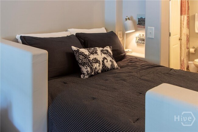 Building Photo - 760 E Campus Rd