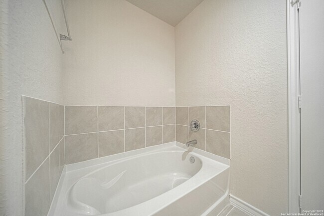 Building Photo - 909 Rolling River