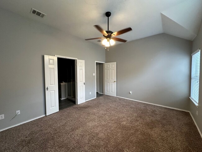 Building Photo - Gorgeous 4 bedroom with tons of Family space!