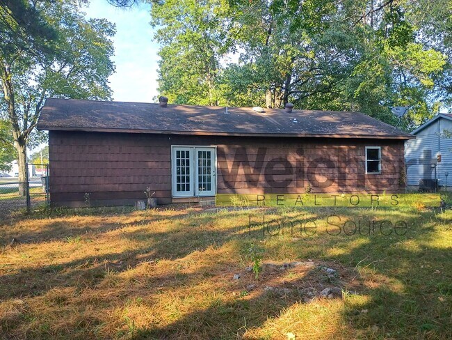Building Photo - Charming 3-Bed Home with Fenced Yard and C...