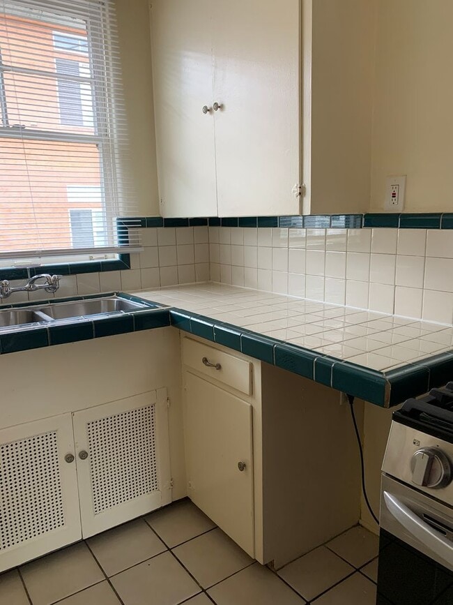 Building Photo - Spacious 1 bedroom