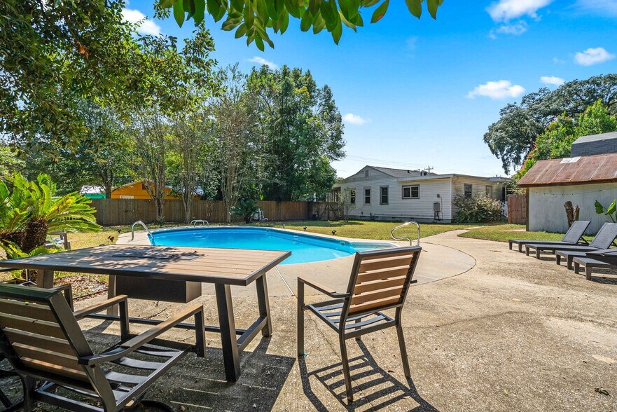 Building Photo - 2 Mead Dr