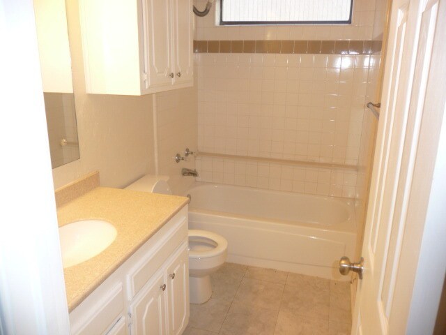 Building Photo - 114 SE Trenton Rd