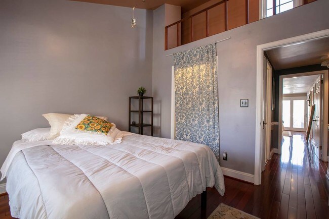 Building Photo - 730 6th St NE