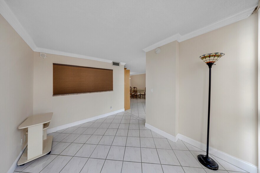 Building Photo - 2017 S Ocean Dr