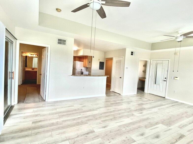 Open concept living with 9' trey ceilings - 1025 Villagio Cir