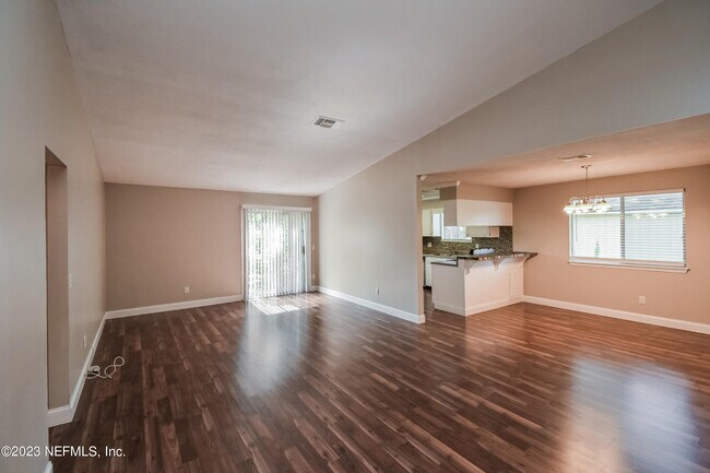 Building Photo - 10927 Horse Track Dr E