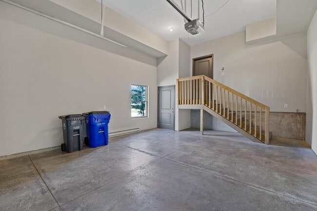 Building Photo - End Unit Townhome Just Blocks Away From Do...