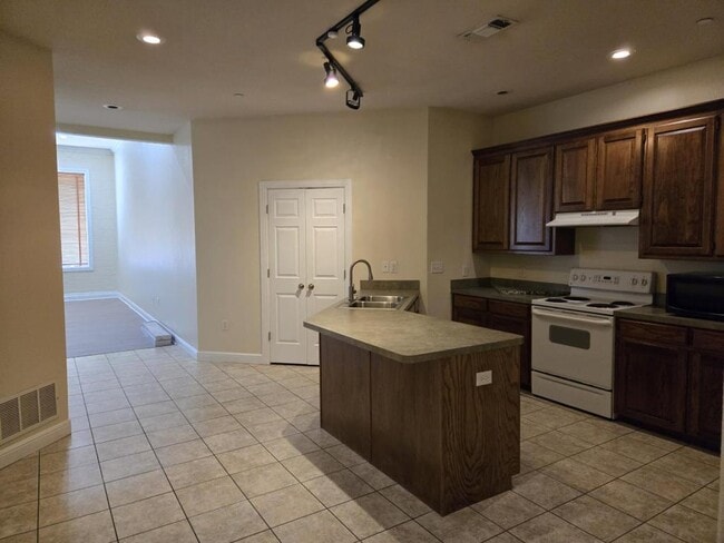 Building Photo - 204 S Caddo St