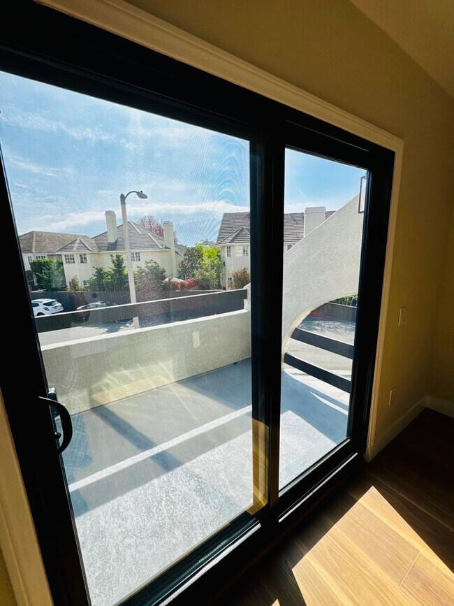 Building Photo - Remodeled 3/3 Townhome For Rent in Huntington Harbor!