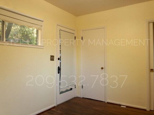 Building Photo - Outstanding 3 Bed 2 Bath near Downtown Son...