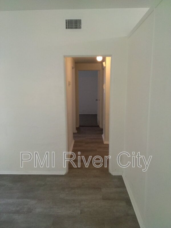 Building Photo - 1859 Loyola Dr N