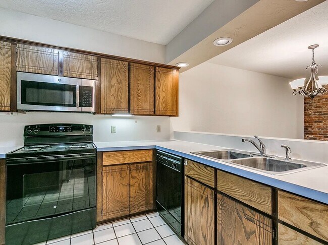 Building Photo - Beautiful 3bed/2bath Townhome Available in Westside Norman!!