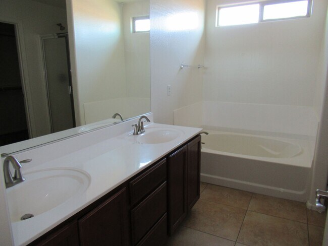 Building Photo - Spacious Home in Gated Community!
