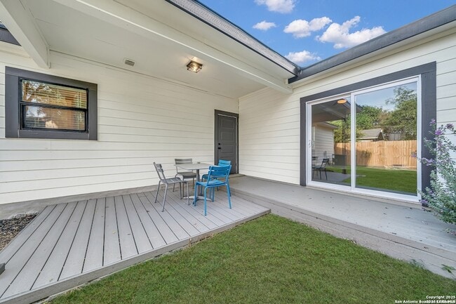 Building Photo - 4130 Moana Dr