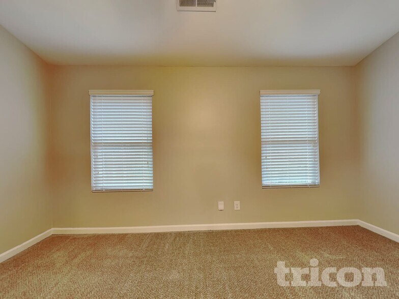 Building Photo - 452 Shady Glen