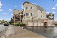 Building Photo - Chic One-Bedroom Condo in Bethany!