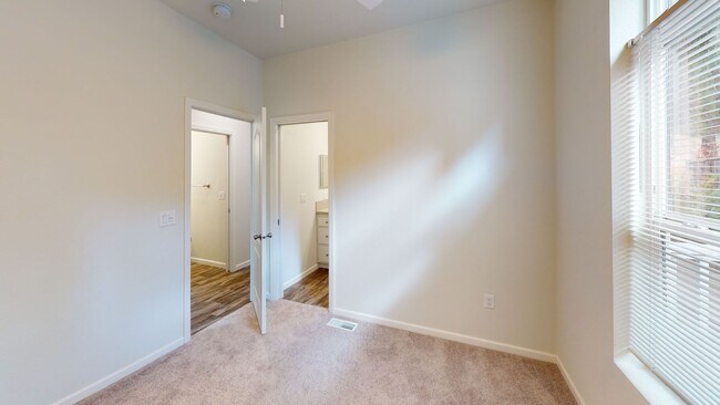 Building Photo - 4133-4133 Palm Tree Ct