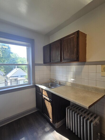 Building Photo - 836 N Massasoit Ave