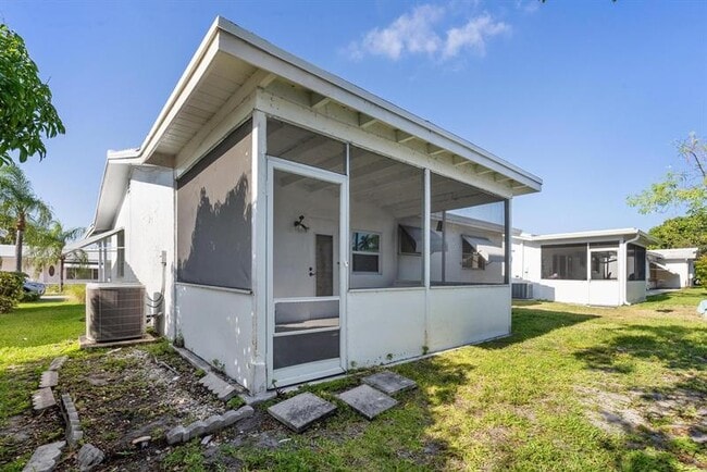 Building Photo - 240 NW 24th Ct