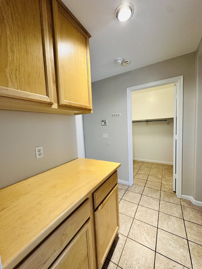 Building Photo - 672 W Raven Dr