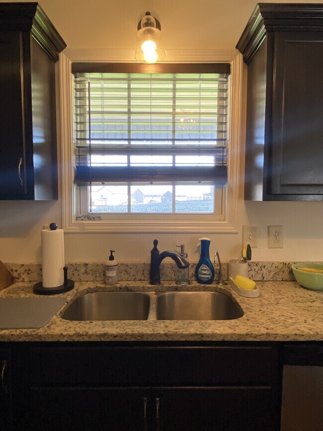 Building Photo - 1053 Castlerock Dr