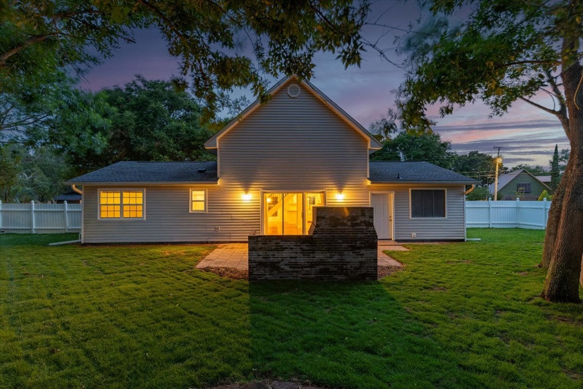 Building Photo - 817 N Lakeside Dr