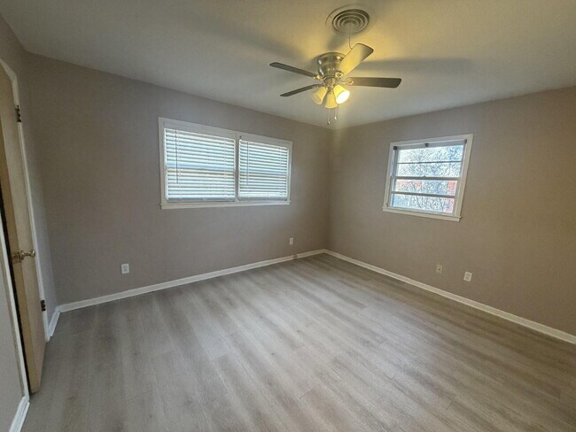 Building Photo - 2 Bed 2 bath House Located Near Medical District!