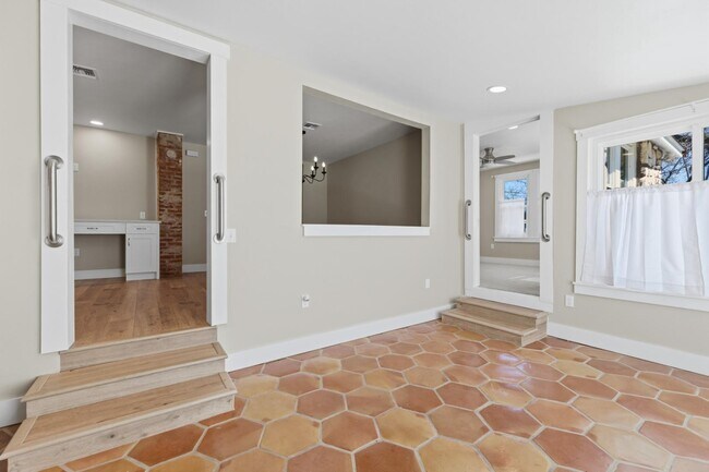 Building Photo - 103 W Centre St