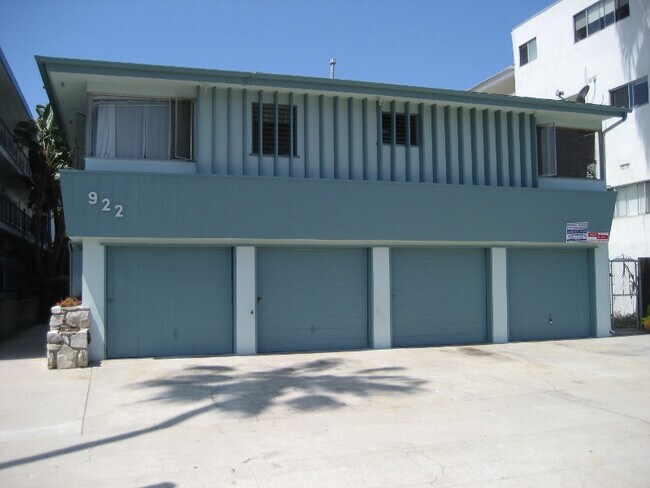 Building Photo - 922 6th St - North of Wilshire Blvd and 6 blocks to the beach!