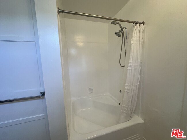 Building Photo - 1555 San Ysidro Dr