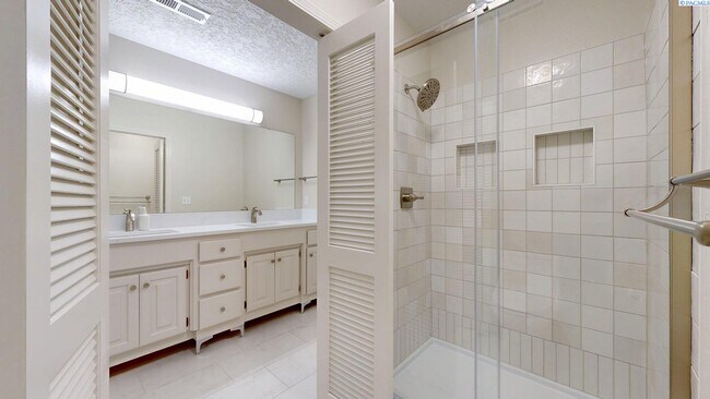 Building Photo - 2 bed, 2 bath townhome in Meadow Springs
