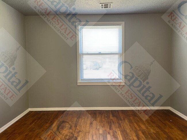 Building Photo - Lovely 3 Bedroom