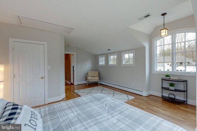 Building Photo - 1057 Vista Dr