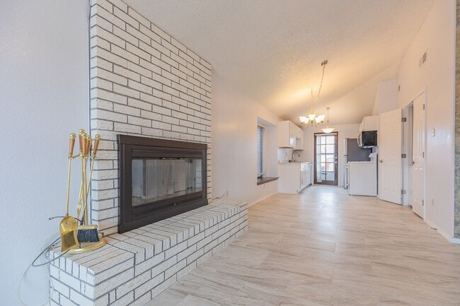 Building Photo - Comfortable 2 Bed 2 Bath - Pet Friendly & New Amenities!