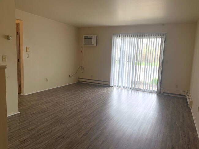 Building Photo - Spacious Two Bedroom Apartment! Sparta Sch...
